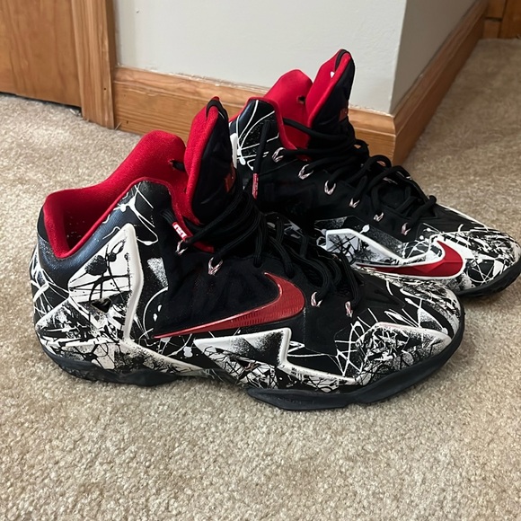 RARE! Nike LeBron 11 Graffiti Size 10.5 mens